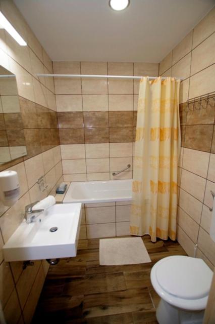 Fehér Hajó Panzió és Vendéglő Győr Exterior foto